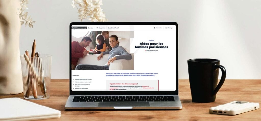 Ordinateur affichant une page d’informations municipales, illustrant une recherche d’aides financières naissance bébé pour accompagner les familles dans leurs démarches