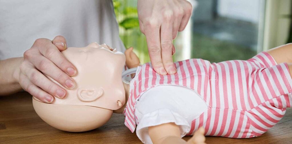 Démonstration des gestes premiers secours enfant pour réanimer un nourrisson en arrêt respiratoire