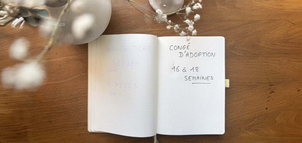 Carnet notant la durée du congé d’adoption, rappel des droits associés aux aides financières adoption enfant lors de l’accueil d’un enfant
