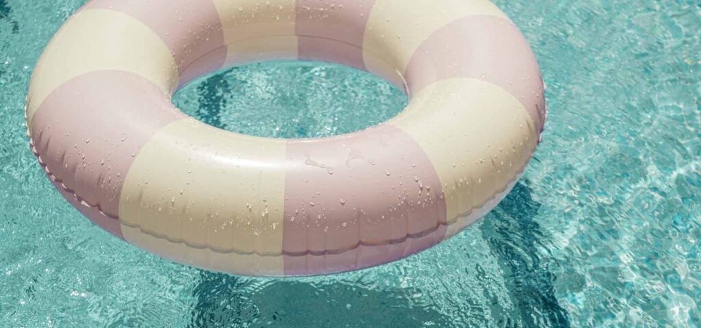 Bouée flottant dans une piscine, rappelant la nécessité de surveiller les enfants et de connaître les gestes premiers secours bébé et enfant face aux risques de noyade et accidents aquatiques