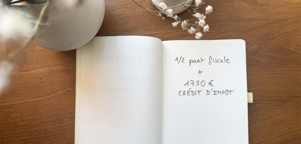 Notes mentionnant la demi-part fiscale et le crédit d’impôt, éléments clés liés aux aides financières adoption enfant et aux avantages accordés aux familles adoptantes