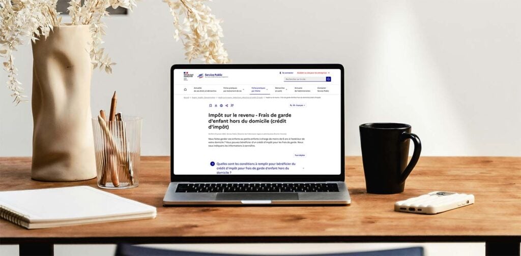 Ordinateur présentant la page du crédit d’impôt pour frais de garde, montrant comment les familles peuvent bénéficier d’aides financières naissance bébé