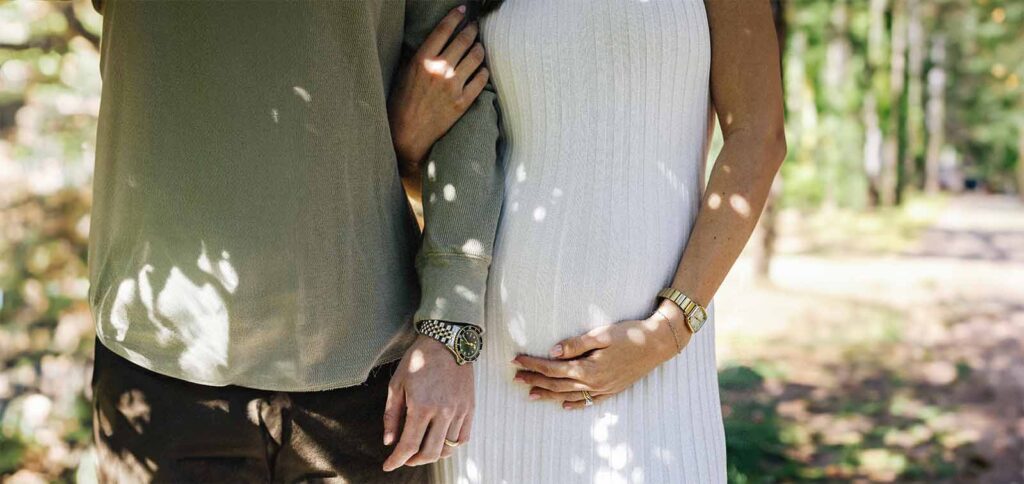 Co-parent et future maman démontrant son soutien actif durant la grossesse