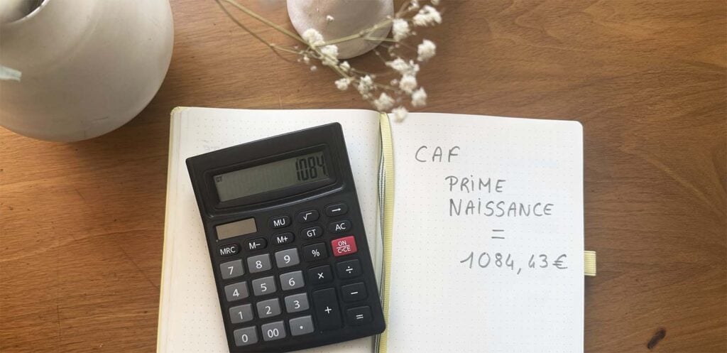 Calculatrice affichant le montant de la prime de naissance, visuel illustrant l’une des principales aides financières naissance bébé proposées aux parents