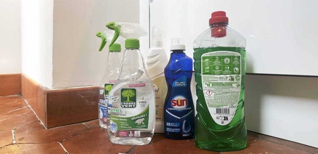 Produits ménagers posés au sol, montrant les risques d’ingestion accidentelle et la nécessité de maîtriser les gestes premiers secours bébé et enfant pour agir vite en cas d’empoisonnement domestique