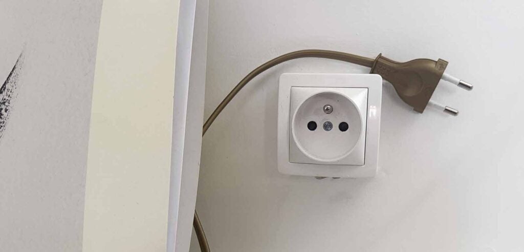 Prise électrique accessible au bébé, rappel des dangers domestiques et de l’importance d’apprendre les gestes premiers secours bébé et enfant en cas d’électrisation ou accident lié au courant électrique