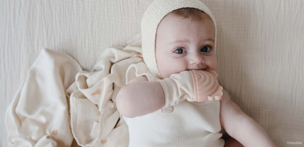 Astuces et solutions pour soulager poussée dentaire bébé, bébé qui mordille un anneau de dentition en silicone
