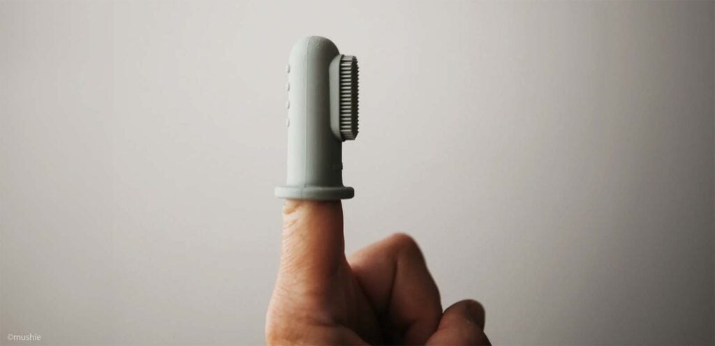 Brosse-doigt en silicone utilisée pour un brossage des dents de bébé en douceur, adaptée à l’hygiène bucco-dentaire des tout-petits