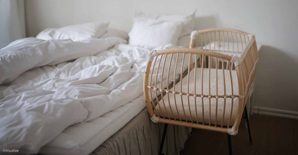 Préparer le retour maison après naissance avec un coin nuit bébé aménagé près du lit parental pour les premiers jours