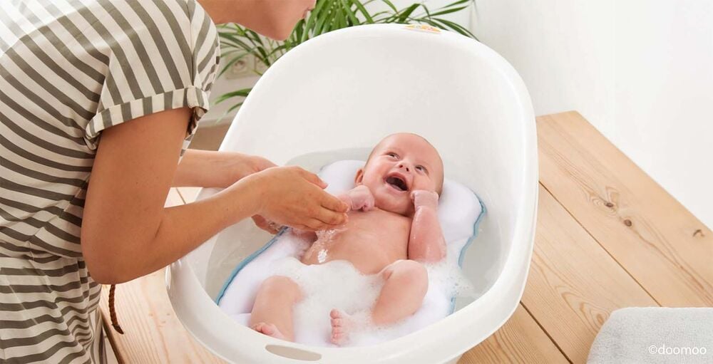 Comment donner bain libre à son bébé étape par étape dans une baignoire adaptée