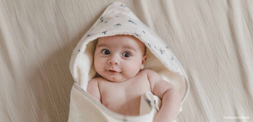 Comment sécher bébé après le bain avec une cape de bain douce et absorbante
