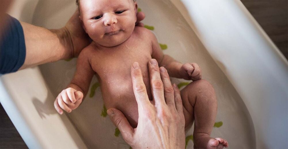 Comment tenir bébé dans le bain pour assurer sécurité et confort