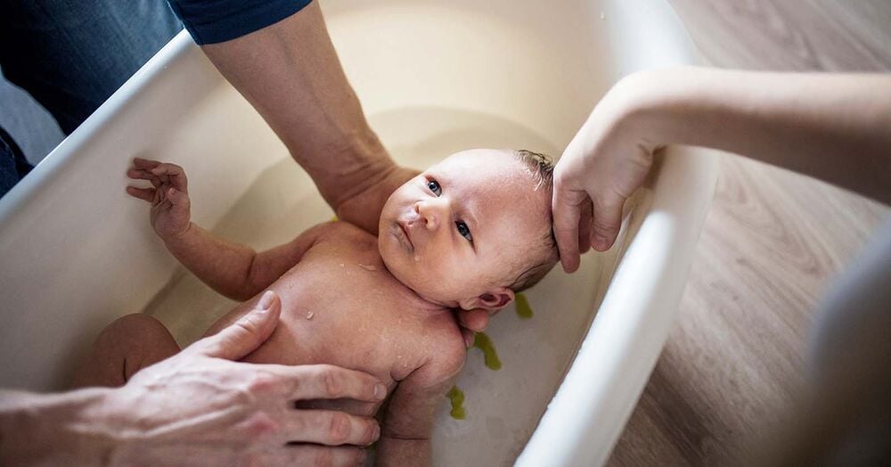 Comment soutenir la tête de bébé pendant le bain pour éviter tout risque