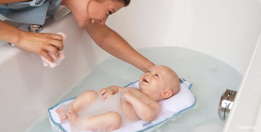 Comment donner bain bébé avec coussin de bain ergonomique pour un bon maintien
