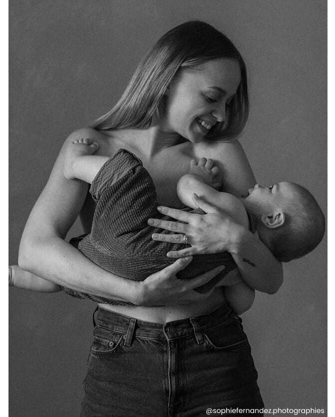 Témoignage sincère de jeune maman sur l’amour maternel et la transformation après la naissance