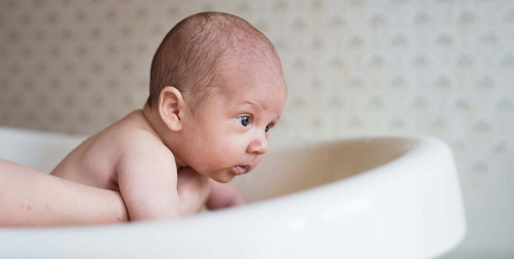 Comment laver le corps de bébé dans le bain avec gestes doux et sécurisés