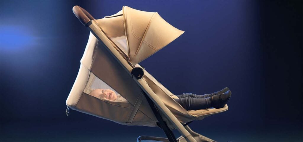 Bébé allongé dans une poussette voyage Maxi-Cosi en position inclinée, conseils pour choisir une poussette voyage cabine confortable dès la naissance