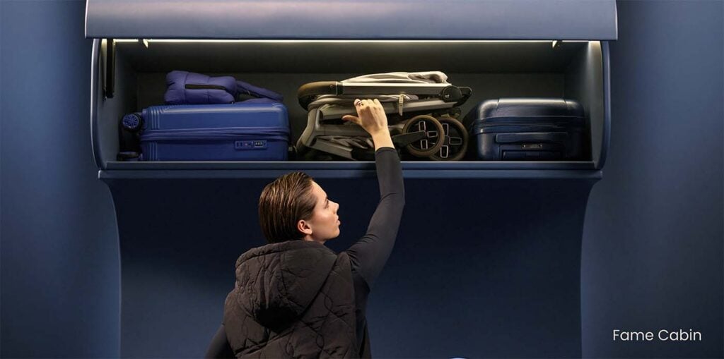 Poussette Maxi-Cosi Fame Cabin rangée pliée dans le compartiment à bagages d'un avion, poussette cabine comment choisir un modèle qui passe en soute avion