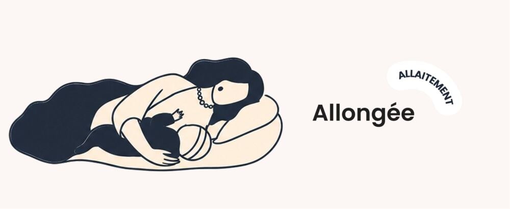 Illustration de la position d’allaitement allongée sur le côté : maman et bébé couchés face à face, ventre contre ventre