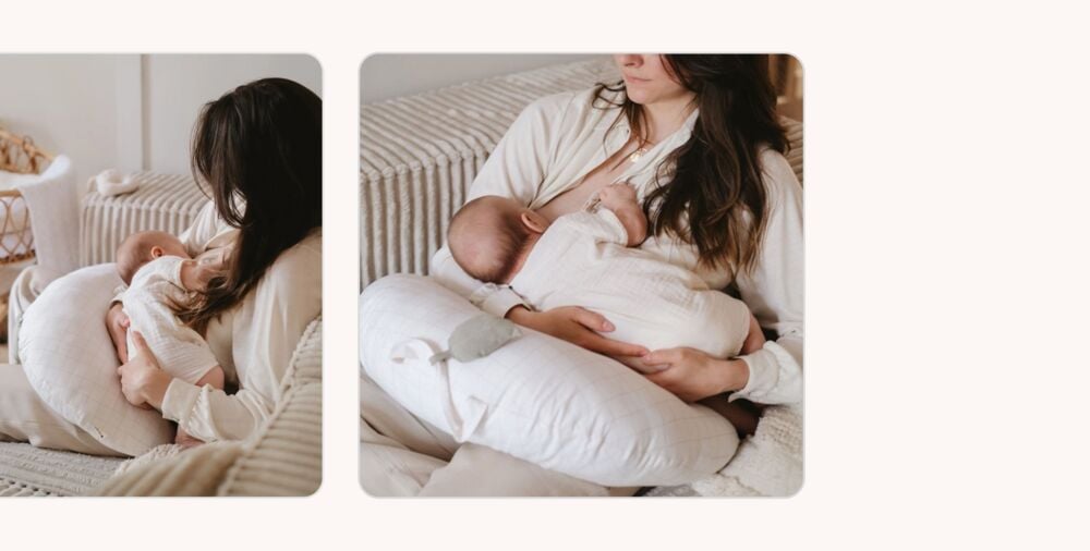 Maman qui allaite son bébé dans un canapé, bien calée avec un coussin d’allaitement