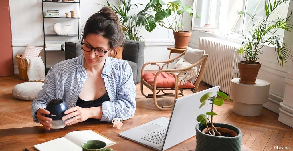 Pourquoi tirer son lait : femme utilisant un tire-lait à la maison